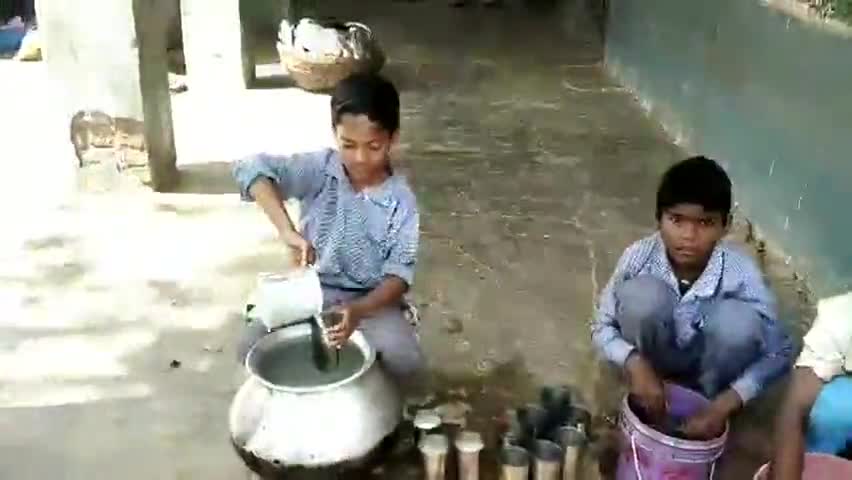 सिहोरा: सिमरिया की प्राथमिक शाला में बच्चों से बंटवाते है दूध व धुलवाते हैं थाली, BEO ने दिए जांच के निर्देश #शिक्षा_विभाग #beo