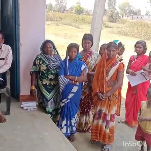 मयूरहंड: भुइयांडीह में बच्चों के स्कॉलरशिप के लिए आधार फॉर्म भरवा रहे अभिभावक, खाता खोलने के लिए बैंक ने मांगा आधार #स्कॉलरशिप