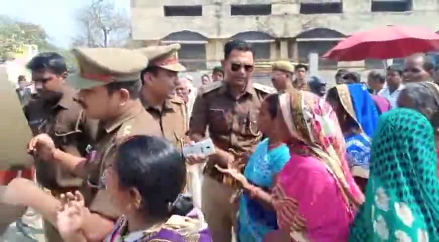 बांसी: एनआरसी और सीएए का विरोध करने तहसील परिसर पहुंचे प्रदर्शनकारियों को पकड़कर थाने ले गई पुलिस #एनआरसी #सीएए
