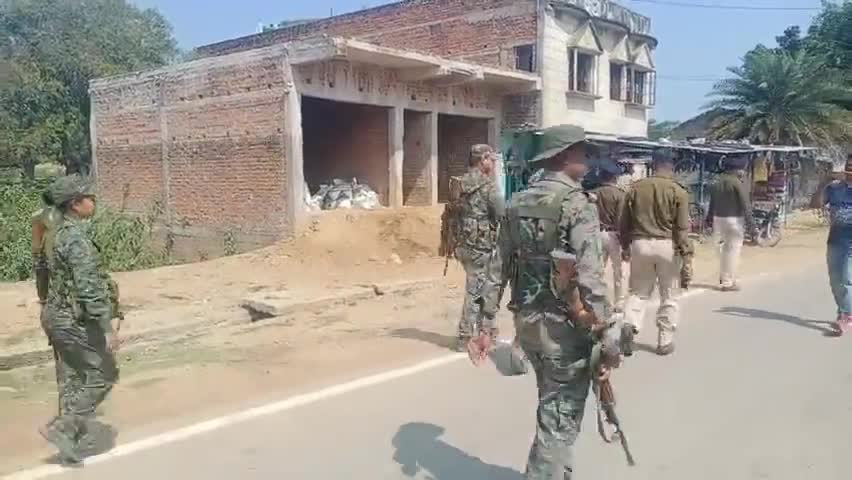 सिमडेगा: तामड़ा में पुलिस के जवानों के द्वारा विधि व्यवस्था एवं शांति बनाए रखने के लिए किया गया पैदल मार्च #पुलिस #गस्त