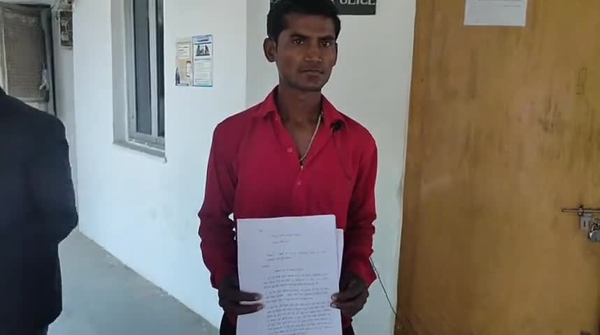 हुज़ूर: रीवा घर में चोरों ने बोला धावा निर्माणधीन घर के पिलर के लोहा सरिया किये पार पीड़ित  पहुचा sp ऑफिस लगाई इंसाफ की गुहार।#एसपी #ऑफिस में #लगाई #गुहार