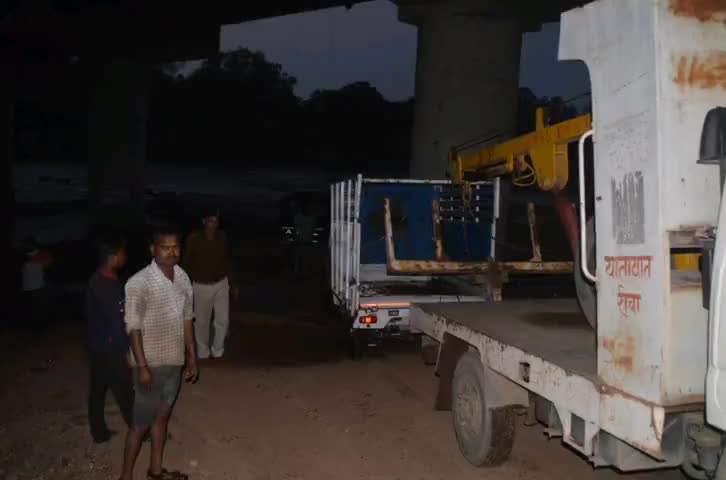 हुज़ूर: रीवा शहर के बीहड़ नदी में गाड़ी बहने  से मची अफरा-तफरी पुलिस व स्थानीय लोगों की मदद से मैजिक वाहन को निकाला पानी से बाहर। #गाड़ी #बहनेसे #मची #अफरा-