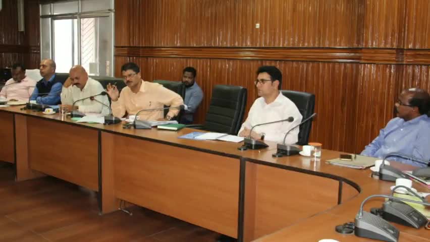 दुमका: समाहरणालय सभागर में उपायुक्त ने प्रधानमंत्री आवास योजना को लेकर की समीक्षात्मक बैठक #पीएम_आवास_योजना