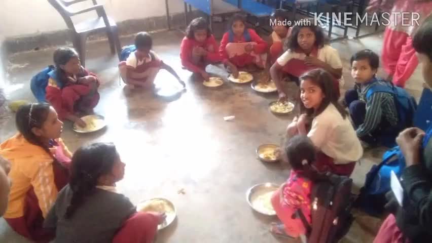 लावालौंग: हेरुम पंचायत के उत्क्रमित मध्य विद्यालय में मिड डे मील के लिए बच्चों को घर से लानी पड़ रही प्लेट #मिड_डे_मील
