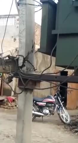 करणपुर: ग्राम पंचायत 25 एच दलपतसिंहपुर में टूटे खम्भों व कम उंचाई पर लगा ट्रांसफार्मर दे रहा हादसे को निमंत्रण #ट्रांसफार्मर
