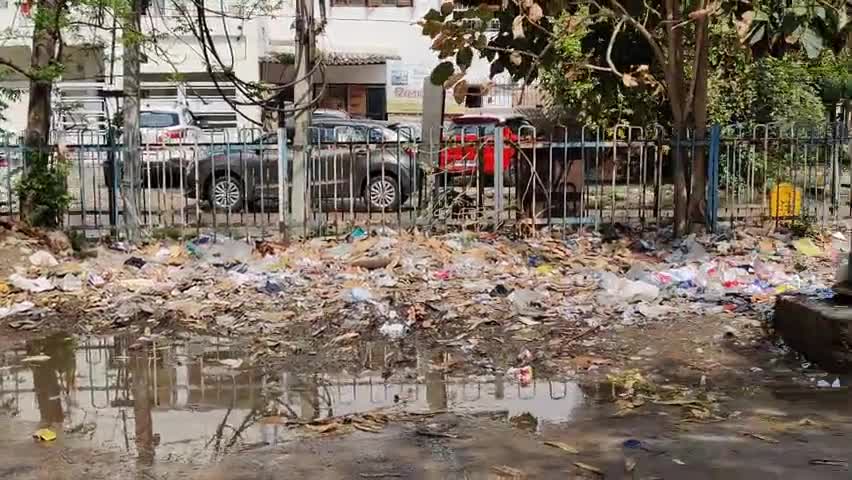 बल्लबगढ़: सेक्टर 7 की हुड्डा मार्किट में कूड़े का ढेर जमा पड़ा है। इस पर कोई कारवाही नहीं होती। यह काफी समय से ऐसे ही है। #swachbharat #garbage #mcf ﻿#Sector7