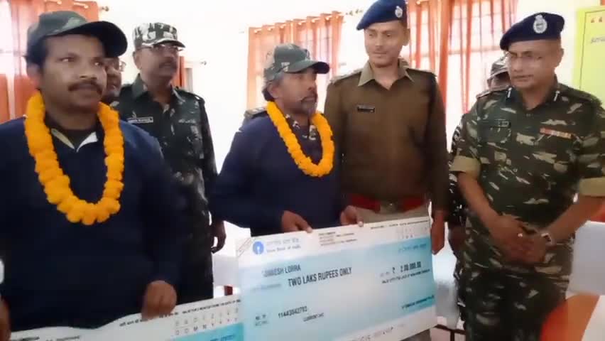 सिमडेगा: 5 लाख व 2 लाख इनामी माओवादियों ने पुलिस व सीआरपीएफ के सामने किया सरेंडर #माओवादी #पुलिस