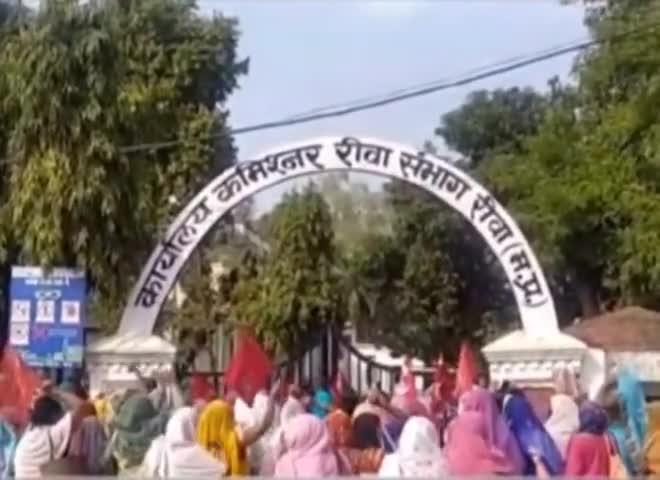 हुज़ूर: रीवा महिला दिवस के मौके पर आंगनबाड़ी कार्यकर्ता और सहायिका अपनी विभिन्न मांगों को लेकर गिरफ्तारी देने कमिश्नर कार्यालय पहुंची । #गिरफ्तारी #पहुंची