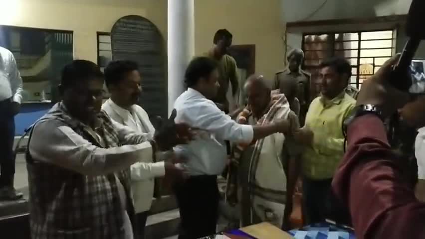 जयनगर: जयनगर थाना में अवर निरीक्षक को दी गई विदाई, थाना प्रभारी ने फूल माला एवं उपहार भेंट कर किया सम्मानित #विदाई_समारोह