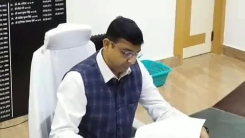 बेतिया: शहर को सुंदर बनाने की लोगों से डीएम ने की अपील, कूड़ेदान में ही कूड़ा फेंकने की कही बात #स्वच्छ_भारत #डीएम