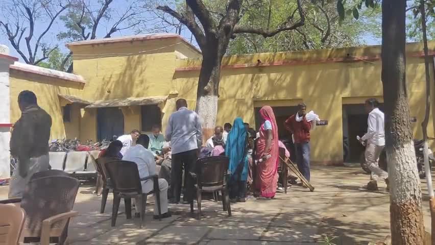 तालबेहट: तालबेहट नगर में लेखपाल व राजस्व की टीम ने सुनीं ग्रामीणों की भूमि संबंधी समस्याएं, कई मामलों का किया निस्तारण #लेखपाल
