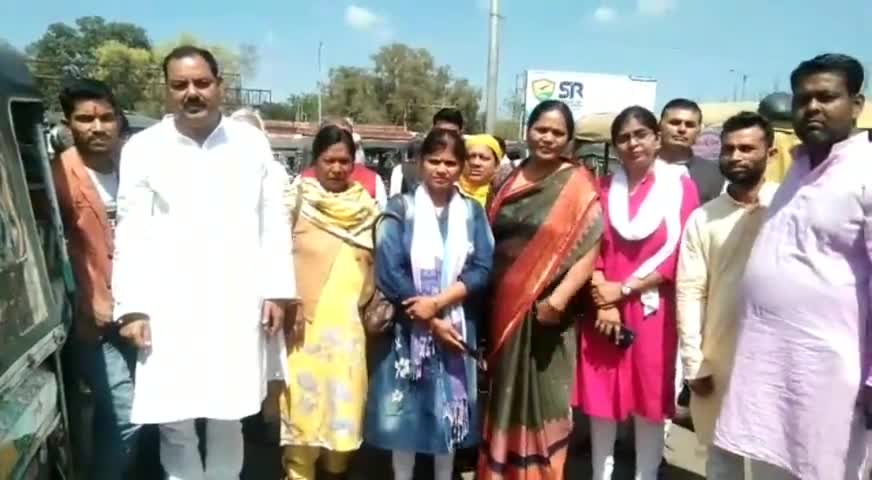 झांसी: आईटीआई स्थित आश्रम में रह रहीं बुजुर्ग महिलाओं के बीच जाकर उद्योग व्यापार मंडल ने मनाया महिला दिवस #महिला_दिवस #आईटीआई