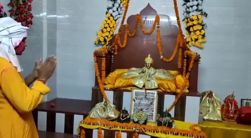 गढ़वा: गढ़वा शहर के स्टेशन रोड इस्थित श्री रामलला मंदिर में भगवान का श्री रामलला जी की मूर्ति का प्राण प्रतिष्ठा के बाद किया गया महाआरती का आयोजन#राम#महाआरती
