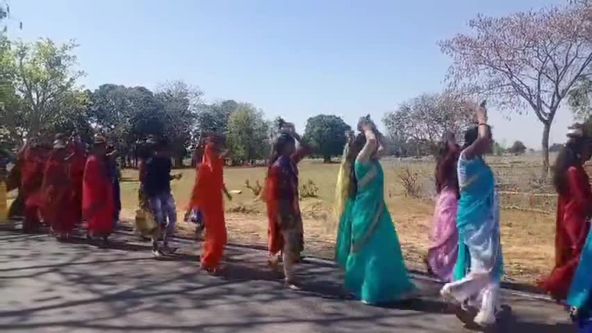 सिमडेगा: होली पर्व को लेकर तभाडीह गांव में महिलाओं द्वारा निकाली गई कलश यात्रा, महाप्रसाद का हुआ वितरण #कलशयात्रा