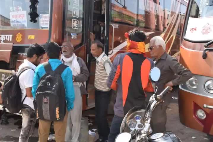 मनगवां: रीवा होली के त्योहार के चलते बस स्टैंड पर सबारियो की भीड़ दिन भर परेशान होते रहे बस स्टैंड में सवारी। #बस #स्टैंड में #भारी #भीड़