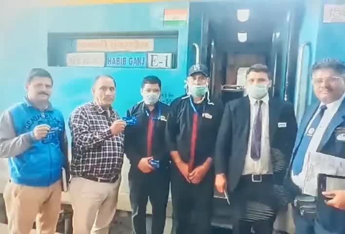 झांसी: झांसी रेलवे स्टेशन पर शताब्दी एक्सप्रेस के स्टाफ को बांटे गए सेनिटाइजर #शताब्दी_एक्सप्रेस #सेनिटाइजर