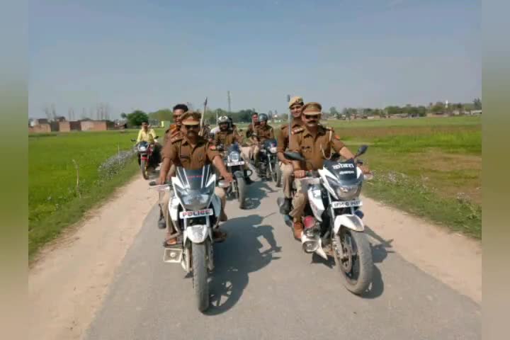निघासन: तिकुनिया पुलिस ने त्योहार के मद्देनजर शांति व्यवस्था बनाए रखने के लिए बाइक से की क्षेत्र में गश्त #पुलिस #गश्त