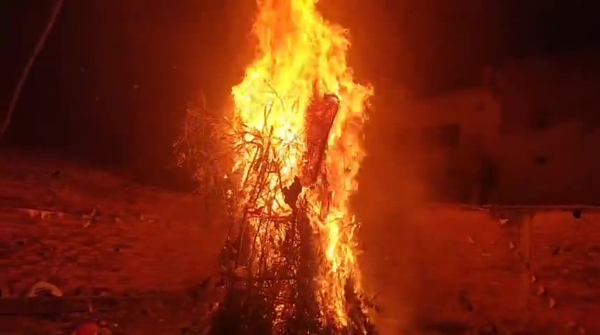 मनगवां: रीवा बुराई का प्रतीक होलिका देर रात धू-धू कर जली । #होलिका #बुराई का #प्रतीक
