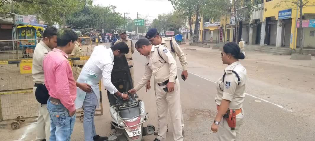 मनगवां: रीवा जोन आईजी के निर्देशन पर  होली के त्योहार के मद्देनजर सुरक्षा व्यवस्था में जिले के चप्पे चप्पे में तैनात रीवा पुलिस ।#पुलिस #बल #तैनात