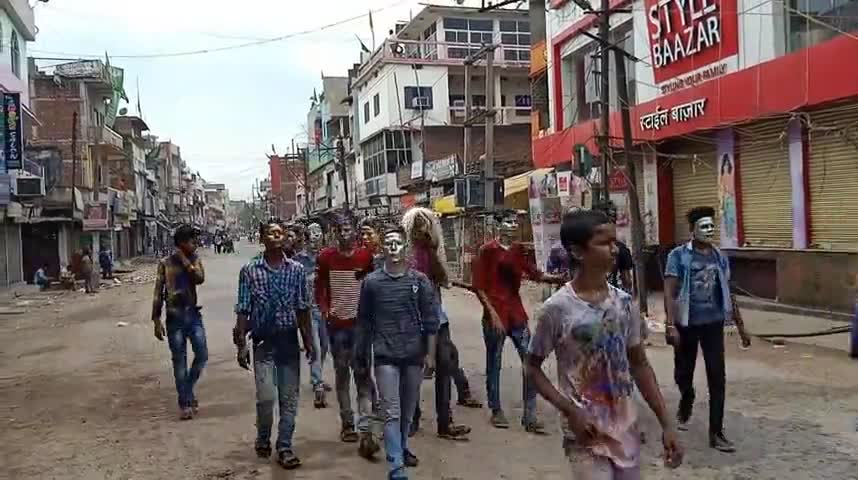 गढ़वा: गढ़वा शहर में आज होली धूमधाम से मनाई जा रही है युवा वर्ग अलग-अलग होली महापर्व का भरपूर इंजॉय कर रहे हैं।#होली#रूप