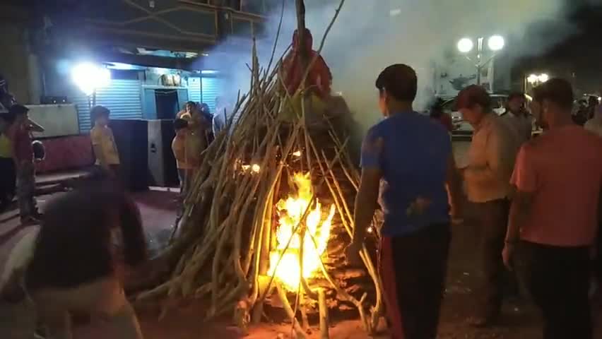 राहतगढ़: सूर्या गणेश मंडल ने जलाई ईको फ्रेंडली होली,,होलिका दहन में कंडे,घी,कपूर,और इलायची का हुआ इस्तेमाल#ईको फ्रेंडली होली