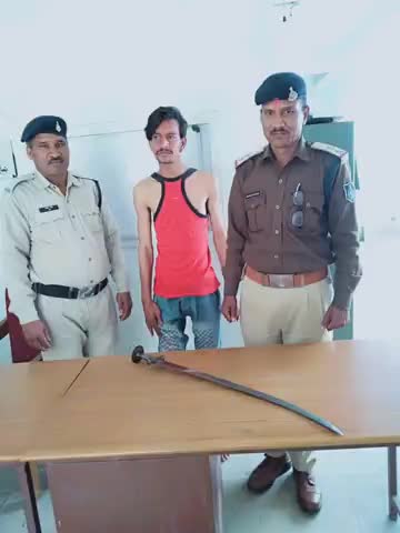 हुज़ूर: रीवा कोतवाली पुलिस ने तलवार लहराते शातिर अपराधी राहुल उर्फ मेराज खान को किया गिरफ्तार। #तलवार #लहराते #आरोपी #युवक #गिरफ्तार