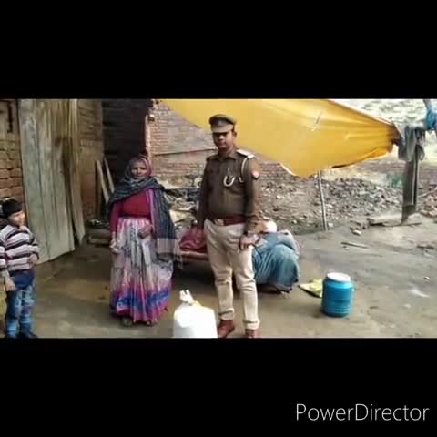 अलीगंज: थाना नयागांव के सब इंस्पेक्टर अरविंद कुमार सक्सेना ने गरीबों के साथ मनाई होली, मिठाई व अन्य उपहार किए भेंट #si #होली