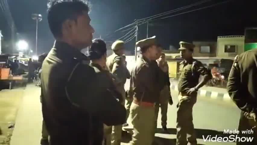 बिधूना: बिधूना में होली पर्व को लेकर रात में भी रहा पुलिस का कड़ा पहरा, चप्पे-चप्पे पर रही पुलिस मौजूद #पुलिस #गश्त