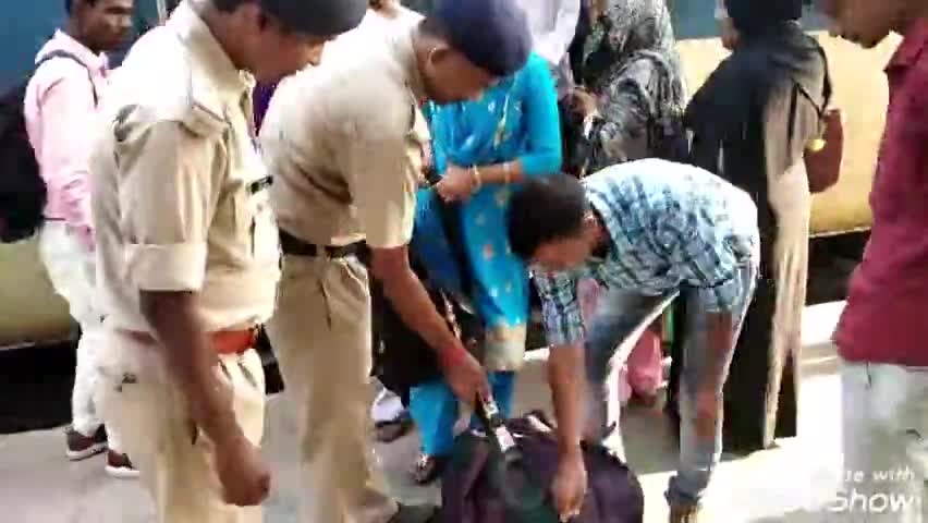 बिधूना: अछल्दा रेलवे स्टेशन पर भाई दूज के दिन ट्रेनों में दिखी भारी भीड़, रेलवे पुलिस रही सतर्क #रेलवे #भाई_दूज