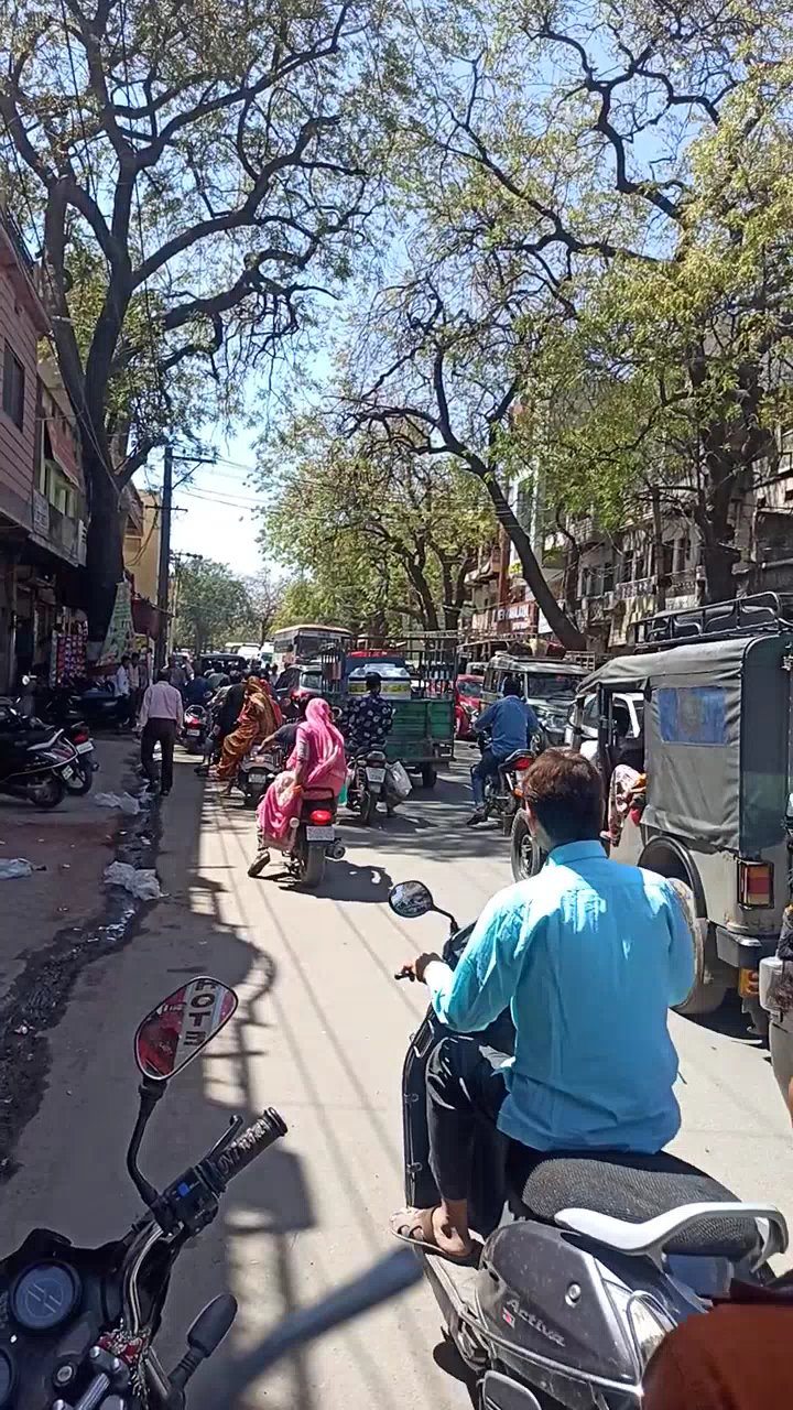 आबू रोड: holi ke dusre din aburoad ka trafic behal 7 din mt.abu pr bhari paryatak ane ke bavjud bhi prasasan ki taraf se koi vyavastha mojud nhi #aburoad