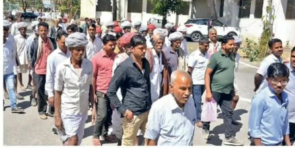 राजसमंद: झालो की मदार में शिक्षक पर मन्दिर की ज़मीन कब्जाने का आरोप, लोगों ने कलेक्टर को सौंपा ज्ञापन #अवैध_कब्जा