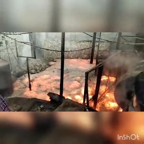 फिरोज़ाबाद: श्याम ग्लास वर्क्स में कांच गलाने की भट्टी में हुआ लीकेज, फायर ब्रिगेड की तीन गाड़ियों ने आग पर पाया काबू #फायर_ब्रिगेड