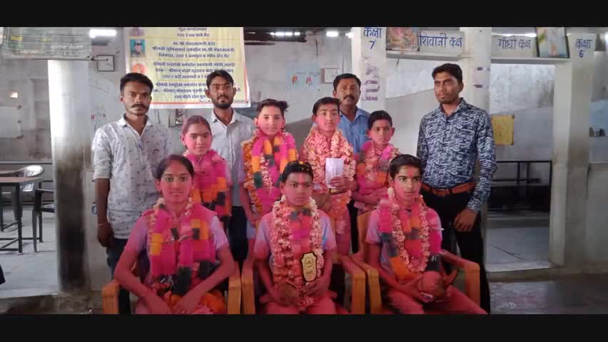 देसूरी: श्री सरस्वती शिक्षा निकेतन उच्च प्राथमिक विद्यालय गिराली में कक्षा आठवीं के छात्र-छात्राओं को दी गई विदाई #विदाई_समारोह