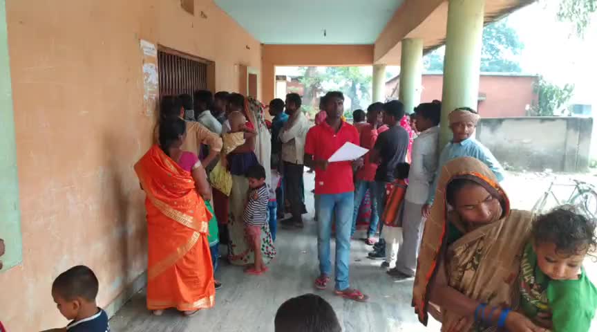 मेहरमा: मेहरमा में लाखों की आबादी में मात्र एक केंद्र होने से आधार कार्ड बनाने के लिए ग्रामीणों को हो रही परेशानी #आधार_कार्ड