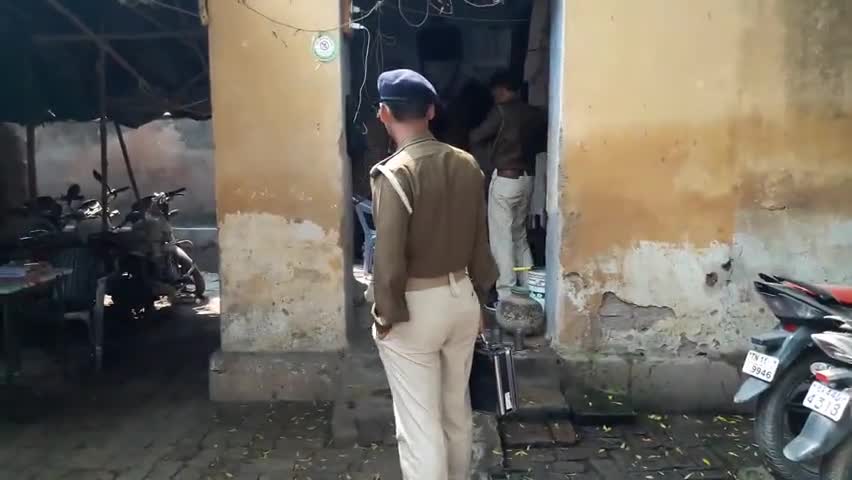 बक्सर: वीर कुंवर सिंह स्थित चेकपोस्ट पर 92 बोतल विदेशी शराब के साथ एक तस्कर हुआ गिरफ्तार #शराबबंदी #उत्पाद_विभाग