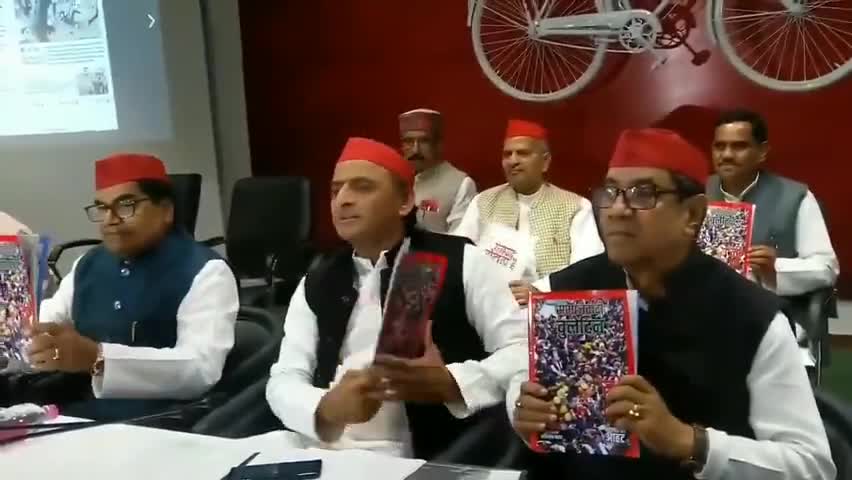 बज गई है बिगुल क्रांति की,वीरो शौर्य दिखाना है,
असमंजस में समय गवाकर,कायर नहीं कहाना है। #कामबोलताहै