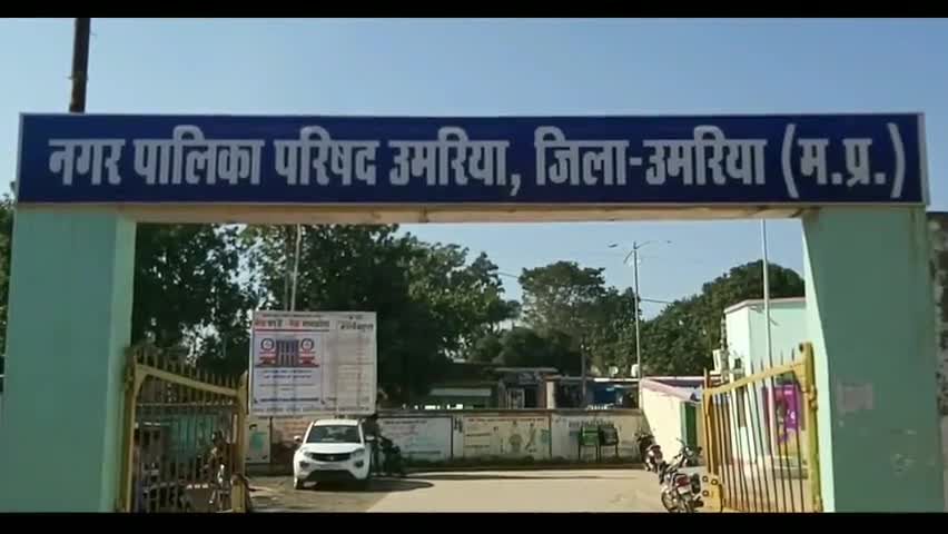 चंदिया: लोहारगंज में नगर पालिका के कर्मचारियों ने PM आवास योजना के तहत निर्माणाधीन मकान के कार्य को रुकवाया #प्रधानमंत्री_आवास