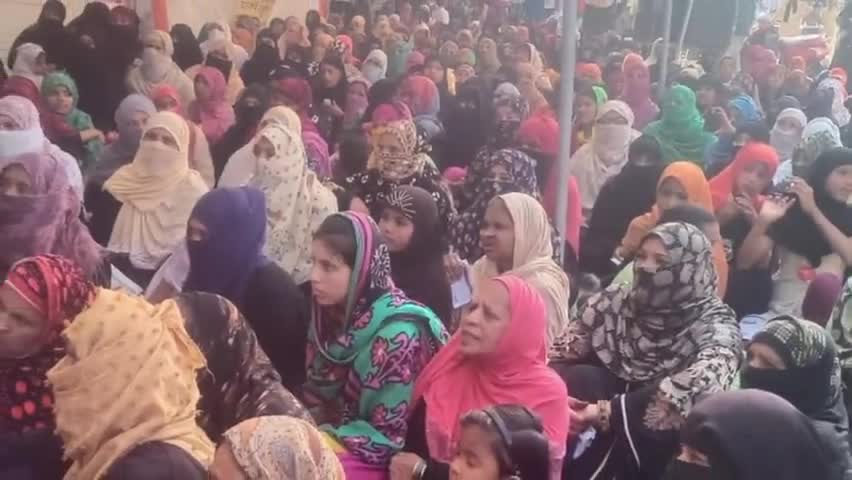 सीहोर: तहसील चौराहे पर CAA-NRC के विरोध में चल रहे संविधान बचाओ सत्याग्रह में शामिल हुई महिलाएं #सीएए #एनआरसी