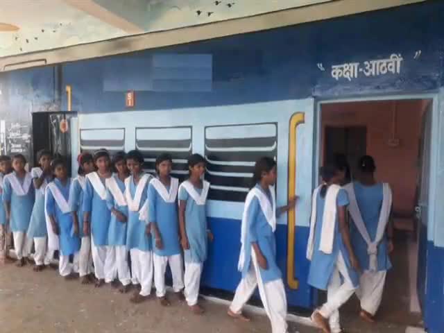 वाराणासी दौरे पर आए रेल मंत्री ने कहा कि खराब हो चुकी रेल की बोगियों को बनाये स्कूल #रेल_मंत्री