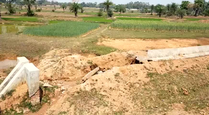 रानीश्वर: सुलंगो गांव में पक्की सिंचाई नाली क्षतिग्रस्त, किसान परेशान
#सिंचाई नाली क्षतिग्रस्त