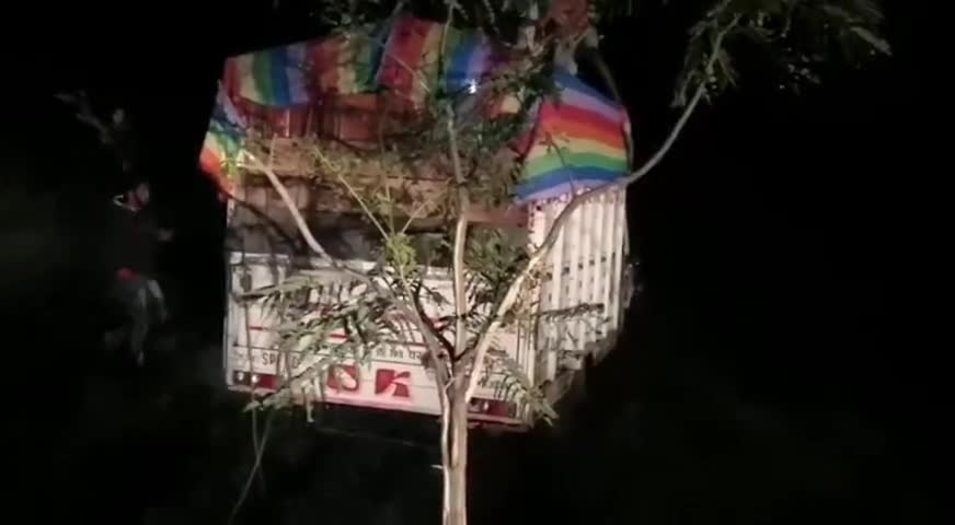 चौरई: चौरई नगर में घेराबंदी कर पुलिस ने पकड़ा गोवंशों से लदा वाहन, तस्कर फरार #गोवंश_तस्करी #अपराध