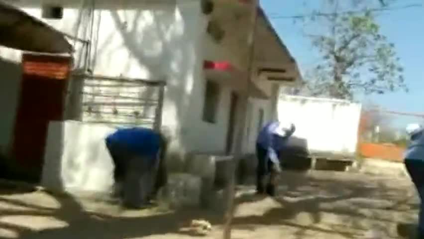 परसिया: एलआईसी के सदस्यों ने मंदिर परिसर में स्वच्छता के प्रति लोगों को जागरूक करने के उद्देश्य से लगाई झाड़ू #एलआईसी