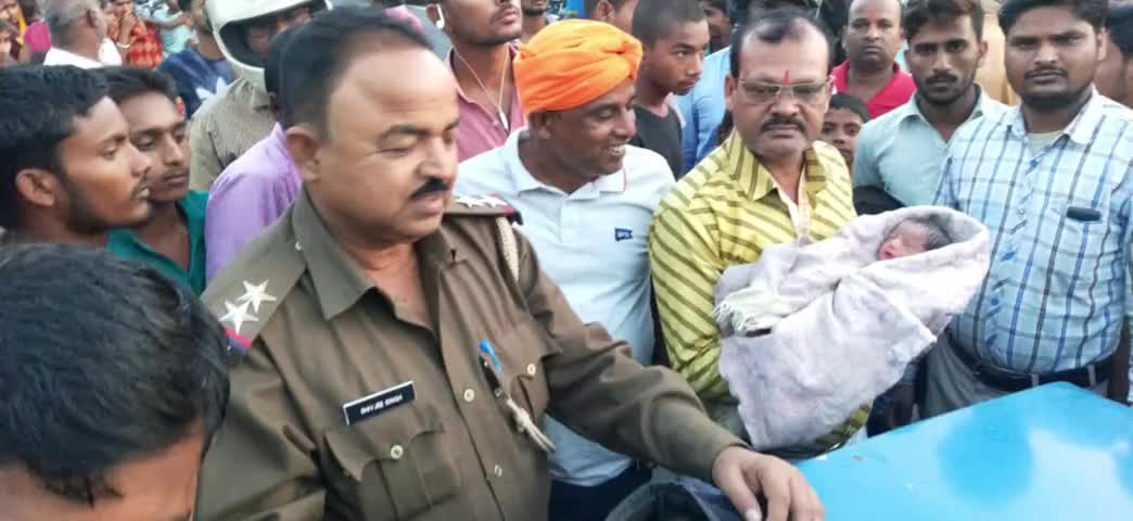 जमुई: कटौना के समीप सड़क किनारे लावारिस अवस्था में मिली नवजात, पुलिस ने चाइल्ड लाइन को सौंपा #नवजात #पुलिस