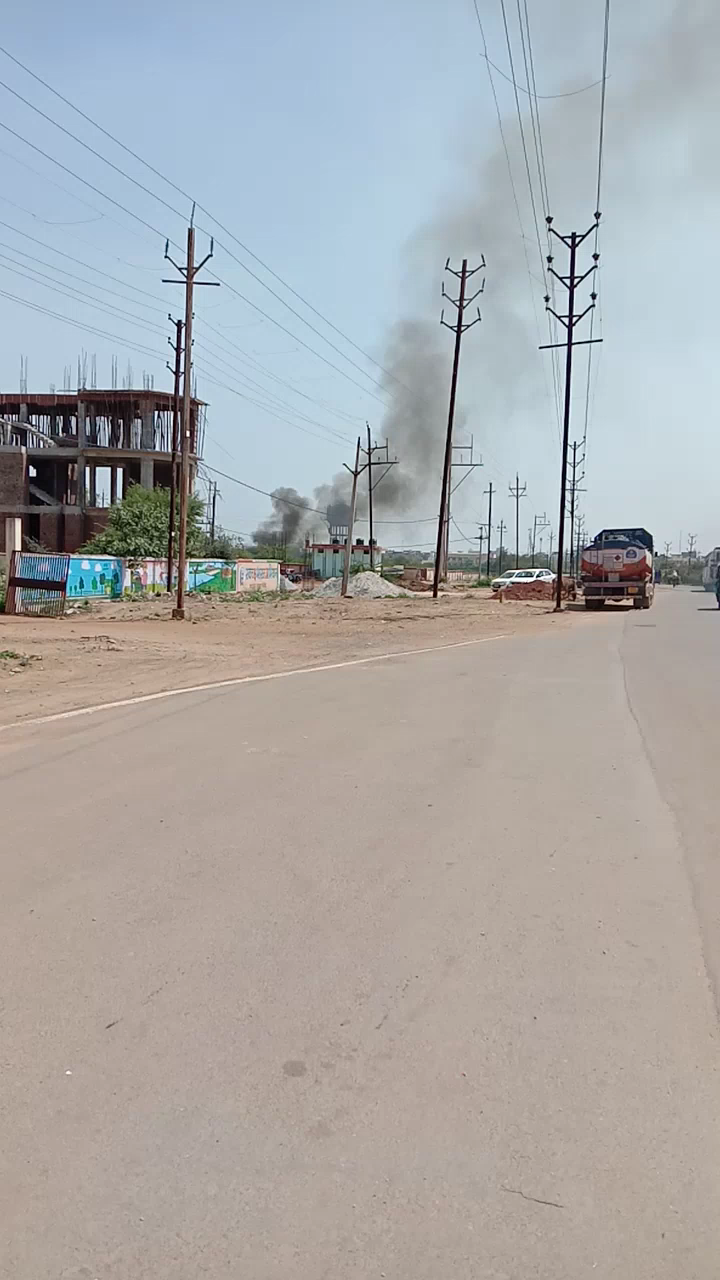 ग्वालियर गिर्द: hazira thana ke bgl me dukul the rediment garment park ke pass kuchअपशिष्ट जैसे टायरआदि हानिकारकपदार्थ jla rhe hai#swach