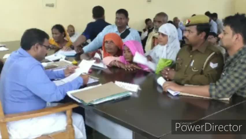 करनैलगंज: कर्नलगंज तहसील परिसर में समाधान दिवस का आयोजन, SDM ने सुनी फरियादियों की समस्याएं #समाधान_दिवस #sdm