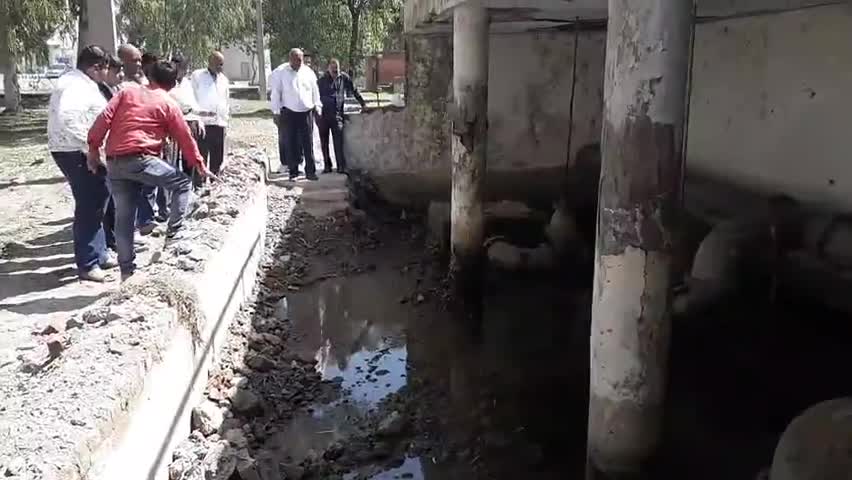 हिसार: नई अनाज मंडी व हाउसिंग बोर्ड कॉलोनी के लोगों ने सिरसा रोड स्थित जलघर में पड़ी गंदगी देखकर किया प्रदर्शन #स्वच्छ_भारत