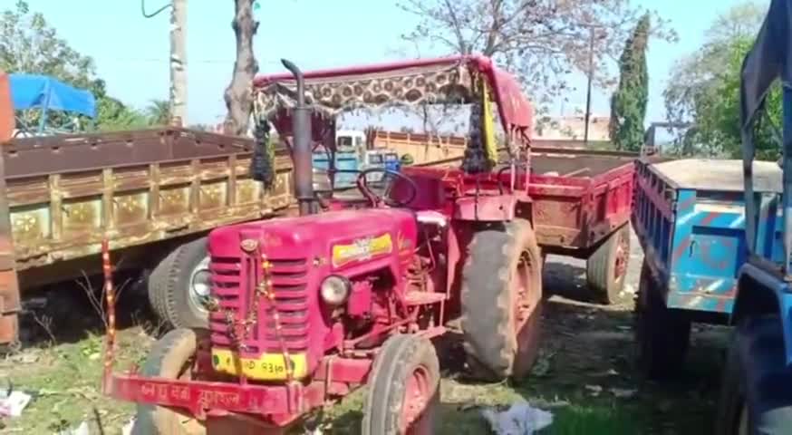 देवघर: बसमनडीह बालू घाट पर देवघर खनन विभाग की टीम ने की छापेमारी, दो बालू लदे ट्रैक्टरों को किया जब्त #खनन_विभाग