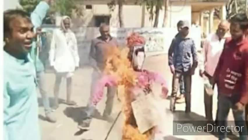 बाजना: मांगरोल ग्राम में कोंग्रेसियों द्वारा जलाया गया ज्योतिरादित्य सिंधिया का पुतला #ज्योतिरादित्य_सिंधिया #कांग्रेस