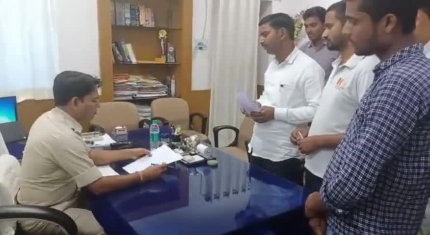 हुज़ूर: रीवा समाजसेवी वी के माला ने ए एसपी शिवकुमार वर्मा को एस पी कार्यालय आकर सौंपा ज्ञापन। #ए एसपी #को #सौंपा #ज्ञापन