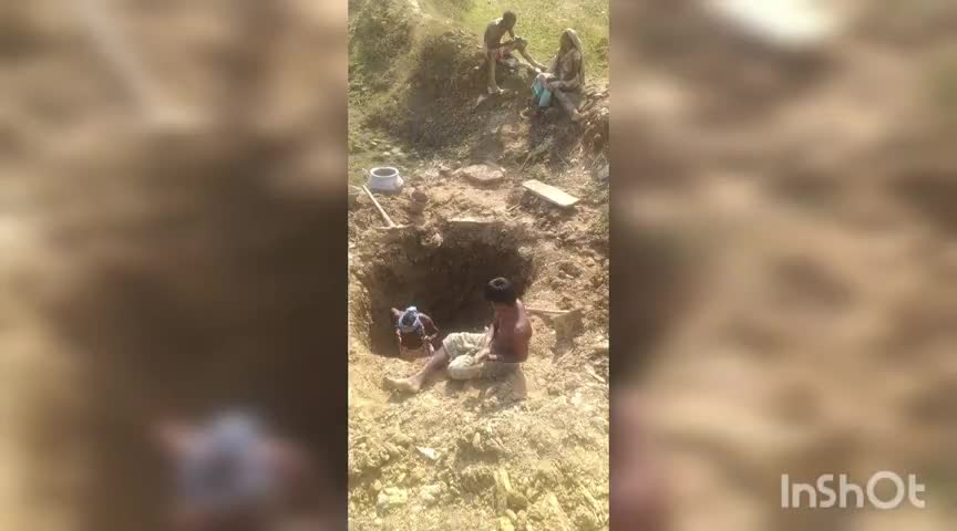 डुमरिया: मोटा टोला के ग्रामीण श्रमदान से बना रहे हैं कुंआ, गांव में चापाकल नहीं लगने से लिया निर्णय #जलसमस्या